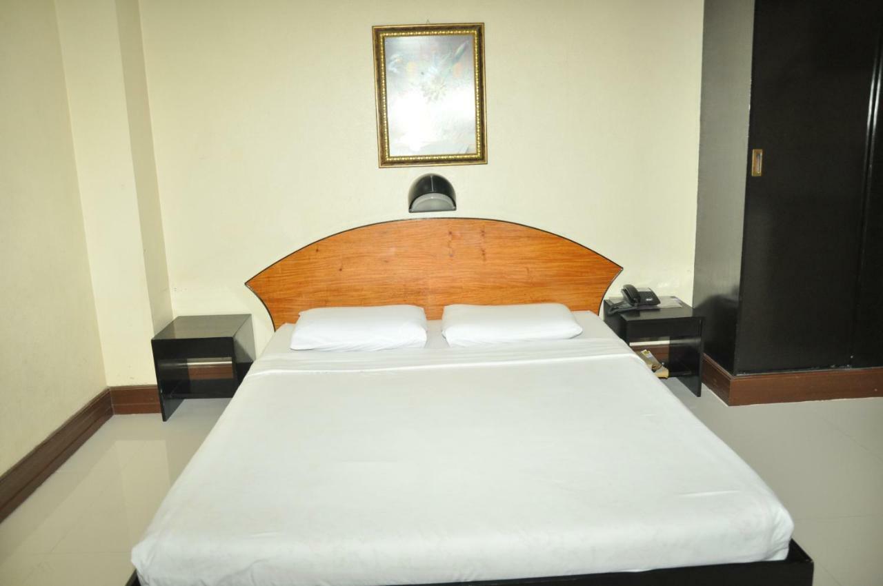 Paragon Suites Cebu Stadt Exterior foto